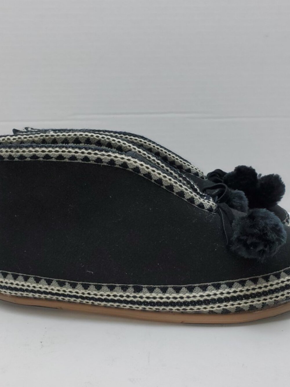 Deer Stags Women's Slipperooz Black Slipper with pom-poms, Size 7M